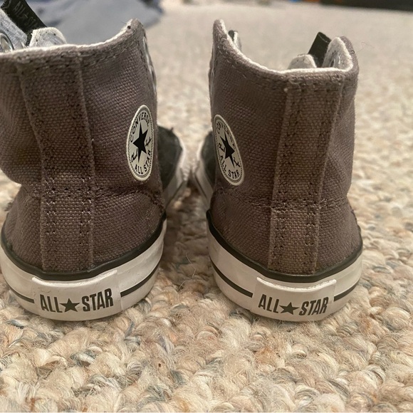 Converse Toddler shoes size 4. Excellent condition, barely worn - Picture 2 of 4
